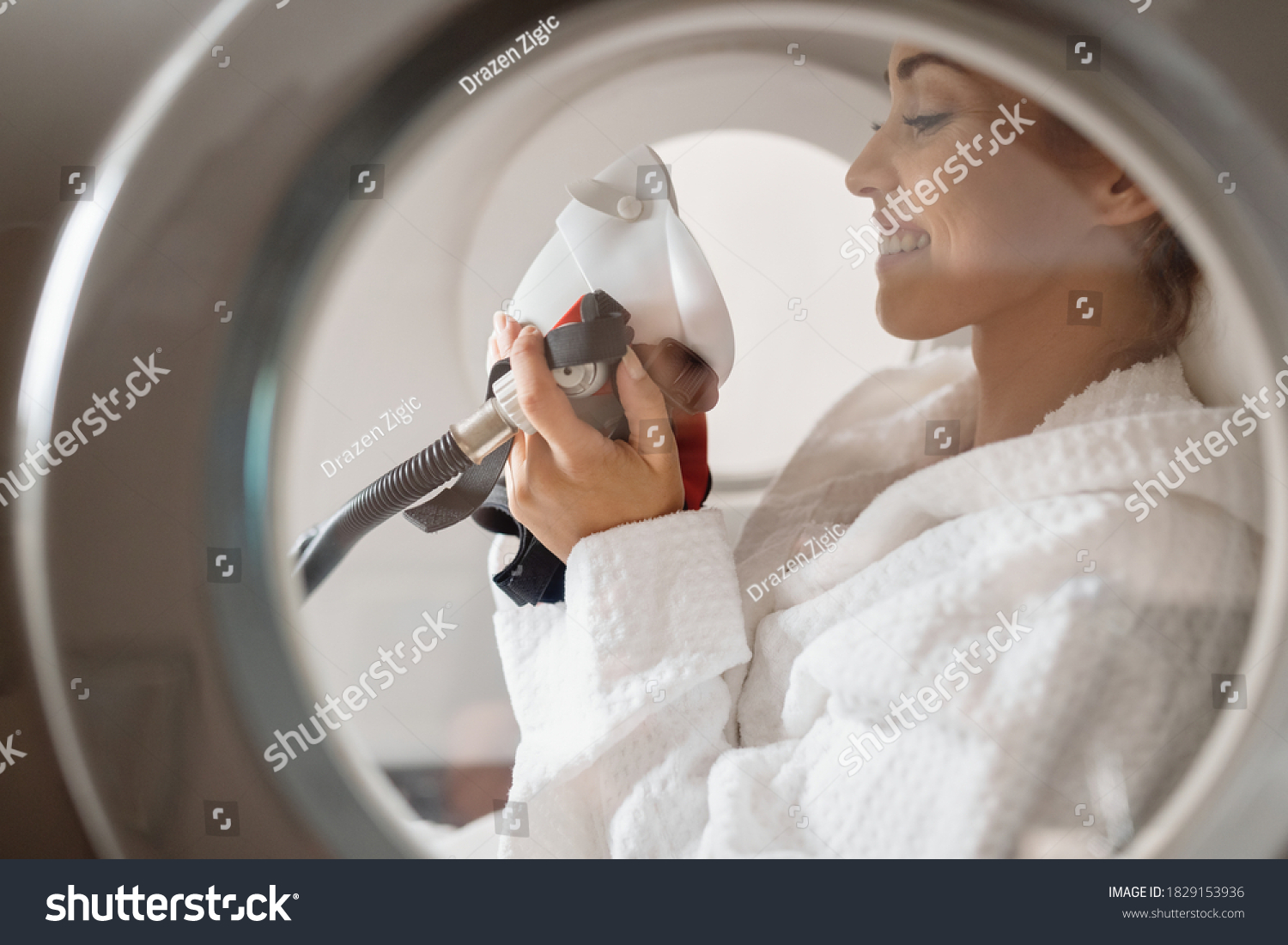 Patientin bei der hyperbaren Sauerstofftherapie in der Druckkammer